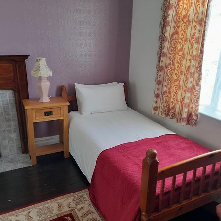 Kingsway Bed & Breakfast Broxbourne Bagian luar foto
